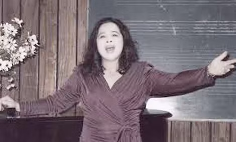 NSƯT Rơ Chăm Phiang - người hát rất hay bài “Em là hoa pơ-lang” của nhạc sĩ Đức Minh. NSƯT Rơ Chăm Phiang - người hát rất hay bài “Em là hoa pơ-lang” của nhạc sĩ Đức Minh.