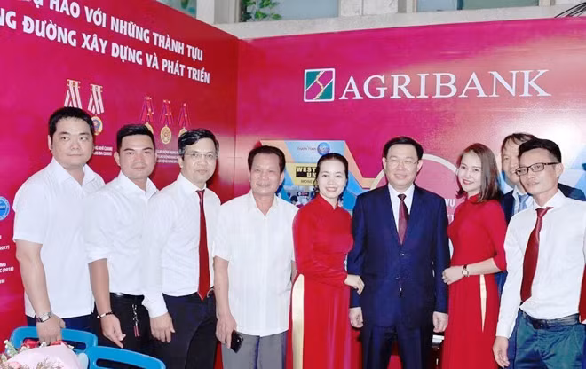 Phó Thủ tướng Vương Đình Huệ tham quan gian hàng của Agribank tại Triển lãm