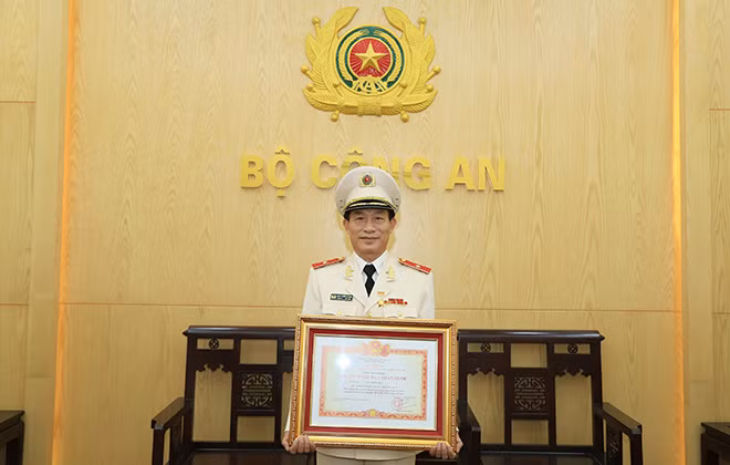 Thiếu tướng Bùi Tiến Cam tại Lễ đón nhận danh hiệu “Chiến sỹ thi đua toàn quốc”.