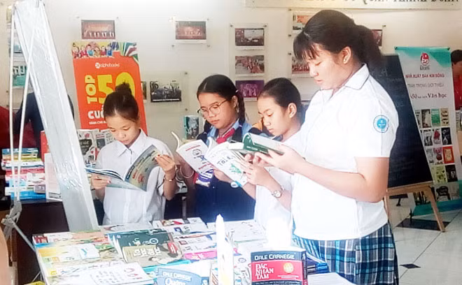 Các em học sinh lựa chọn những cuốn sách phù hợp lứa tuổi.