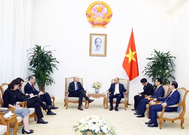 Thủ tướng Nguyễn Xuân Phúc và Đại sứ Đặc mệnh toàn quyền Cộng hoà Italy tại Việt Nam Antonio Alessandro tại buổi tiếp. Ảnh: TTXVN