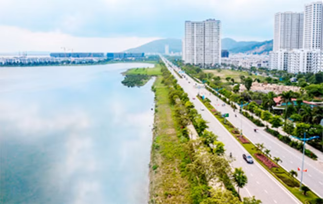 Halong Marina nằm ngay sát bờ vịnh di sản thiên nhiên tuyệt tác.