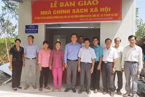 Bà Nguyễn Thị Bé Ba xúc động tại lễ trao nhà. Bà Nguyễn Thị Bé Ba xúc động tại lễ trao nhà.