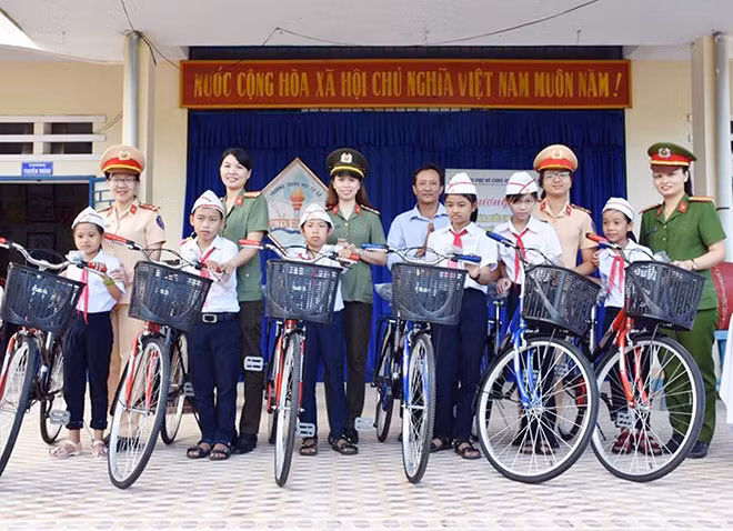 Hội Phụ nữ Công an tỉnh Quảng Nam trao tặng xe đạp cho các em học sinh có hoàn cảnh khó khăn. Hội Phụ nữ Công an tỉnh Quảng Nam trao tặng xe đạp cho các em học sinh có hoàn cảnh khó khăn.