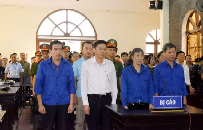 Các bị cáo tại phiên xử sơ thẩm lần 1.