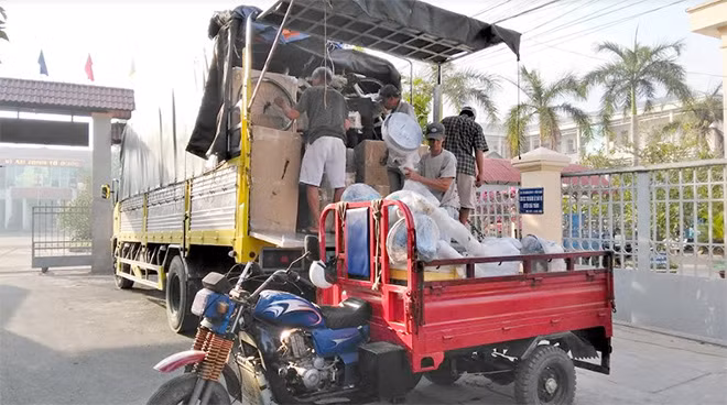 Hàng kim khí điện máy đã qua sử dụng được cơ quan chức năng phát hiện bắt giữ. Hàng kim khí điện máy đã qua sử dụng được cơ quan chức năng phát hiện bắt giữ.