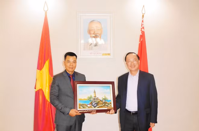 Thứ trưởng Nguyễn Văn Thành chúc mừng cán bộ, công nhân viên Đại sứ quán và các cơ quan đại diện Việt Nam tại Cộng hòa Belarus.