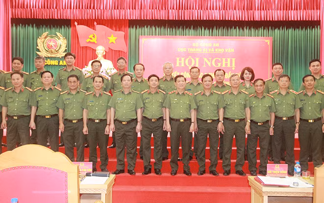 Thứ trưởng Nguyễn Văn Sơn cùng các đại biểu tại hội nghị.