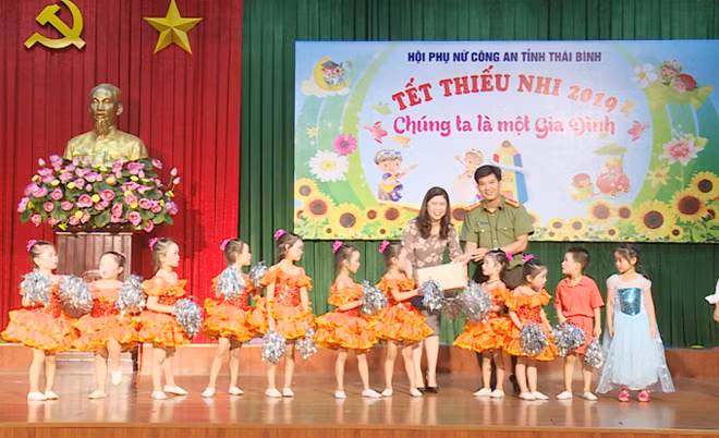 Đại diện lãnh đạo phòng Công tác Đảng, Công tác chính trị tặng quà cho các tiết mục văn nghệ của các cháu.