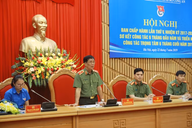 Thiếu tướng Nguyễn Đức Minh, Phó Bí thư Đảng ủy, Phó Cục trưởng Cục công tác Đảng và công tác Chính trị phát biểu chỉ đạo tại Hội nghị.