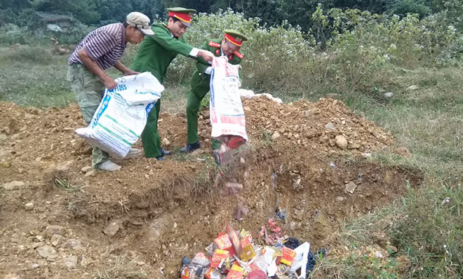 Các loại pháo, thuốc nổ, tiền chất thuốc nổ được tiêu hủy riêng theo đúng quy trình, quy định. Các loại pháo, thuốc nổ, tiền chất thuốc nổ được tiêu hủy riêng theo đúng quy trình, quy định.