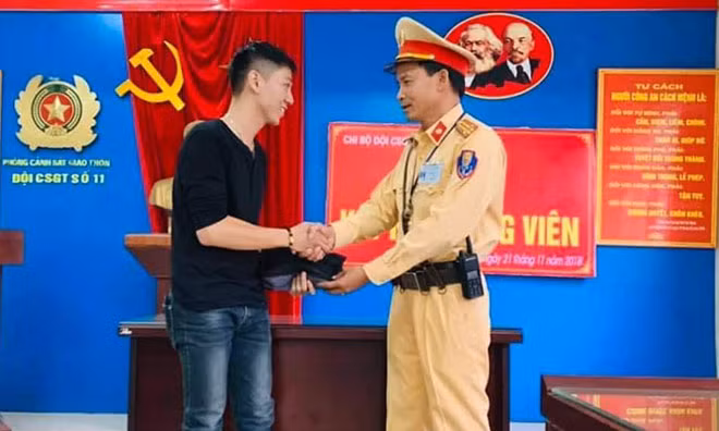 Anh Long vui mừng nhận lại tài sản của mình. Anh Long vui mừng nhận lại tài sản của mình.