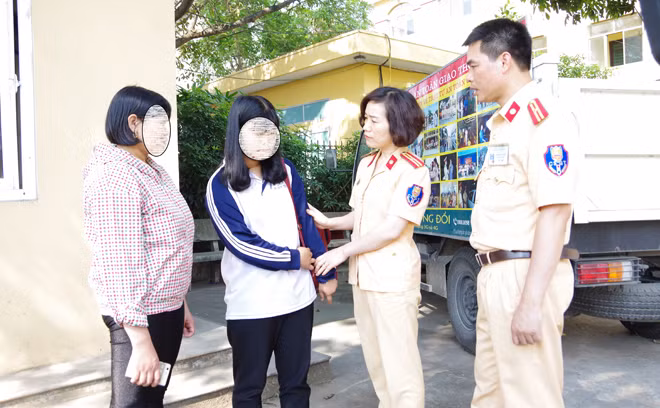 Lực lượng Cảnh sát giao thông, Công an Hà Nam động viên cháu T. và gia đình.