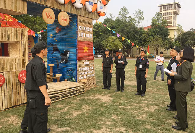 Đại tá Nguyễn Văn Diện, Phó Tư lệnh CSCĐ, Trưởng Ban Tổ chức và các thành viên Ban Giám khảo hội thi tham quan Trại của các đội thi.