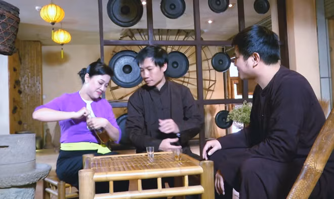 Một hình ảnh trong MV “Rượu bia tối kỵ lái xe” của nhóm xẩm Hà Thành.
