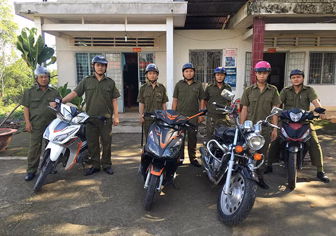 Công an xã Phú Đông chuẩn bị tuần tra địa bàn. Công an xã Phú Đông chuẩn bị tuần tra địa bàn.