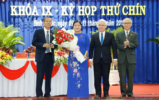 Các vị lãnh đạo Tỉnh ủy, HĐND tỉnh Bình Phước tặng hoa chúc mừng bà Trần Tuệ Hiền.