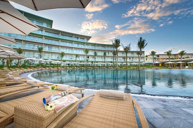 Với FLC Holiday, khách hàng được tự do khám phá những điểm nghỉ dưỡng cao cấp nhất trong và ngoài nước.