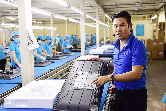 Chủ tịch Tập đoàn điện tử Asanzo Phạm Văn Tam giải thích với báo chí về quy trình sản xuất tivi. Ảnh: Tuổi trẻ Chủ tịch Tập đoàn điện tử Asanzo Phạm Văn Tam giải thích với báo chí về quy trình sản xuất tivi. Ảnh: Tuổi trẻ