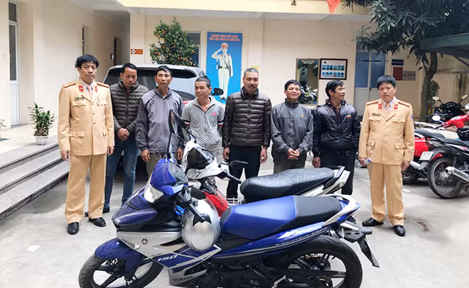 6 đối tượng “cò mồi” lễ hội chùa Hương bị Đội CGST số 10 (Công an TP Hà Nội) bắt giữ. 6 đối tượng “cò mồi” lễ hội chùa Hương bị Đội CGST số 10 (Công an TP Hà Nội) bắt giữ.