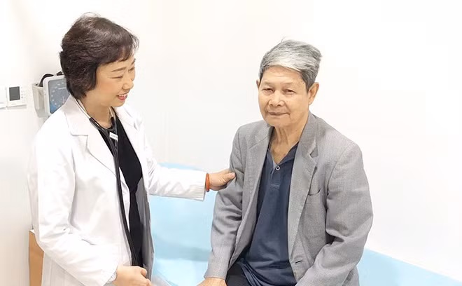 Sau phẫu thuật, hằng ngày ông Bản có thể đưa đón cháu đi học chứ không chỉ ngồi một chỗ mệt mỏi như trước