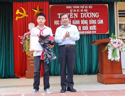 Khen thưởng học sinh lớp 9 dũng cảm cứu hai em nhỏ bị đuối nước