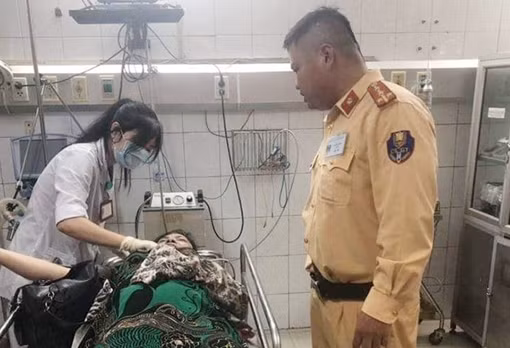 CSGT giúp người phụ nữ bị tai nạn đi cấp cứu