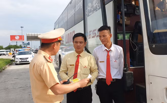 Cảnh sát giao thông, Công an TP Hà Nội kiểm tra, xử lý xe khách chở người quá quy định.