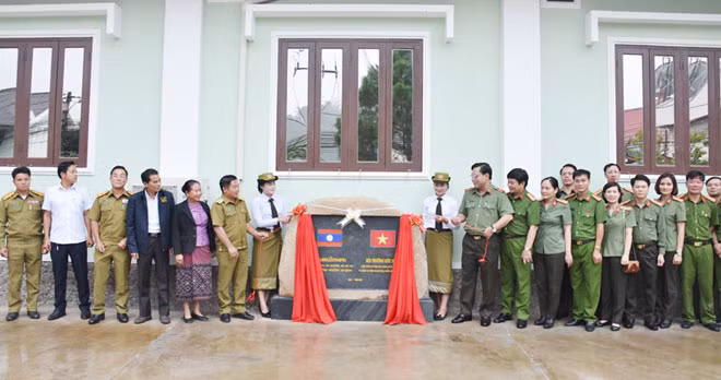 Các đại biểu tham dự buổi lễ bàn giao công trình nhà Hội trường Công an tỉnh Hủa Phăn. Các đại biểu tham dự buổi lễ bàn giao công trình nhà Hội trường Công an tỉnh Hủa Phăn.