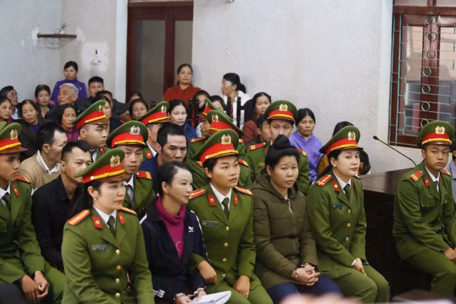 Bị cáo Hiền và Thu (từ trái qua) tại phiên xử.