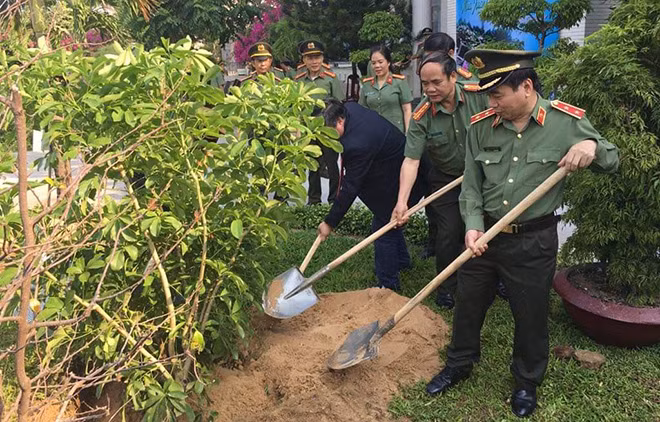 Các đại biểu tham gia trồng cây. Các đại biểu tham gia trồng cây.