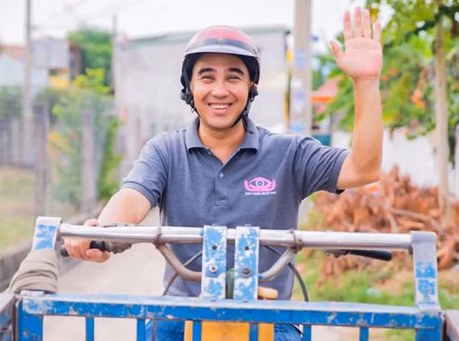 Diễn viên Quyền Linh trong một chương trình truyền hình thực tế.