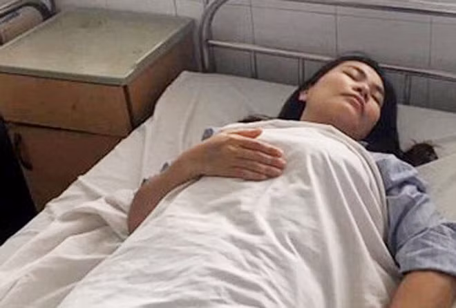 Điều dưỡng viên Nguyễn Thị Phương đang điều trị tại Bệnh viện Đa khoa tỉnh.