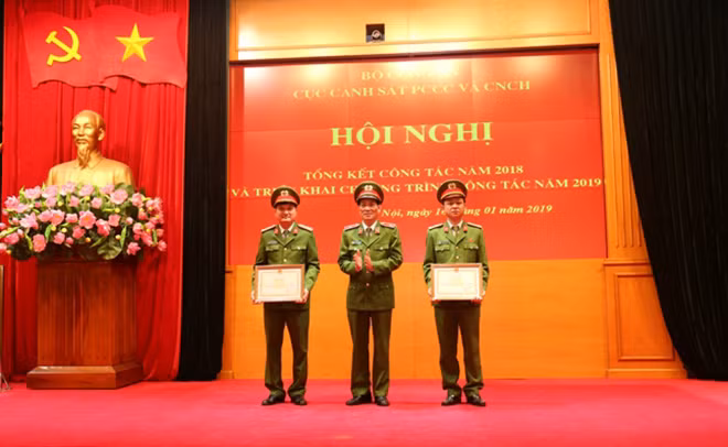 Thừa ủy quyền của lãnh đạo Bộ Công an, Thiếu tướng Đoàn Việt Mạnh tặng Bằng khen của Bộ Công an cho 1 tập thể và 1 cá nhân đã có thành tích xuất sắc.
