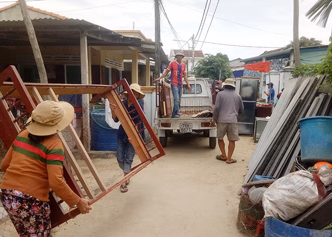Người dân địa phương giúp gia đình có nhà bị sập di chuyển đến nơi ở tạm. Người dân địa phương giúp gia đình có nhà bị sập di chuyển đến nơi ở tạm.