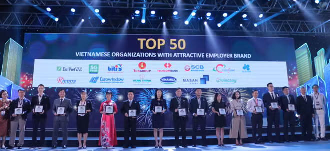 Techcombank nằm trong danh sách Top 50 Doanh nghiệp Việt có Thương hiệu nhà tuyển dụng hấp dẫn. Techcombank nằm trong danh sách Top 50 Doanh nghiệp Việt có Thương hiệu nhà tuyển dụng hấp dẫn.