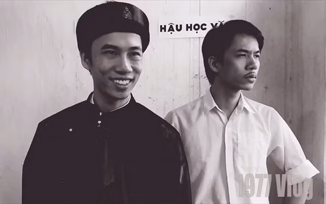 Ông giáo (bên phải) trong clip "Sống mòn - giáo án lửa thiêng" của 1977 Vlog băn khoăn không biết "Mình phải đánh con đề nào nữa đây?", khác xa nguyên bản trong truyện "Sống mòn" của nhà văn Nam Cao. Ảnh minh họa.