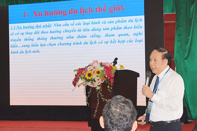 Giáo sư, Tiến sĩ Nguyễn Văn Đính, Chủ tịch Hội đồng Khoa học và Đào tạo, Hiệp hội Du lịch Việt Nam, phát biểu tham luận của mình.