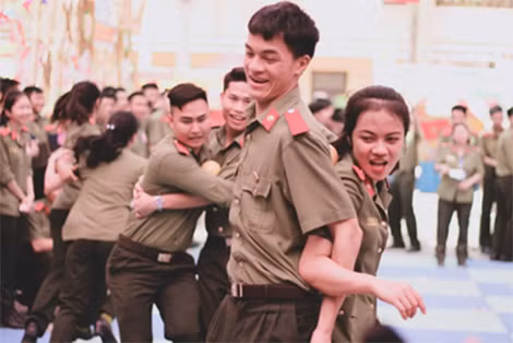 Cổ động viên hào hứng tham gia phần thi cứu trợ
