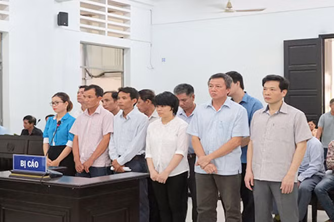 10 bị cáo tại phiên tòa sơ thẩm của TAND tỉnh Khánh Hòa. 10 bị cáo tại phiên tòa sơ thẩm của TAND tỉnh Khánh Hòa.