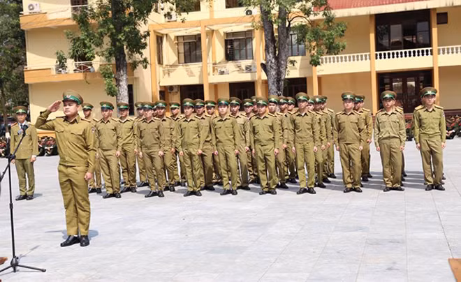 A-Phi-Xat Vo-La-Chit (người đứng chào) và các học viên trong buổi học tập Điều lệnh.