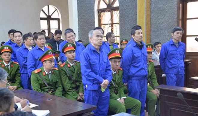 Các bị cáo nghe tuyên án. Các bị cáo nghe tuyên án.