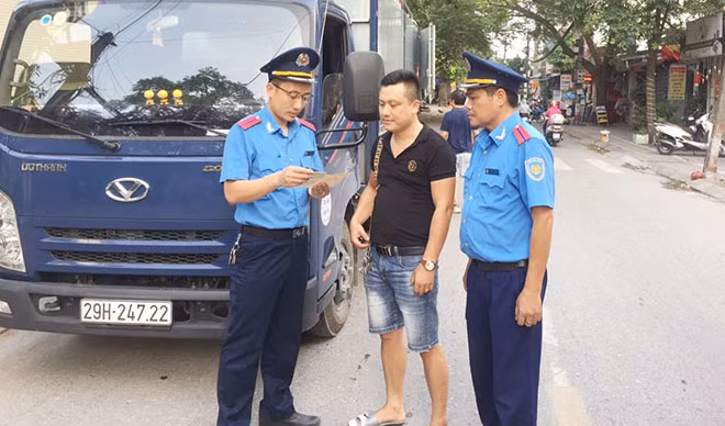 Tăng cường kiểm tra xe tải chở hàng.