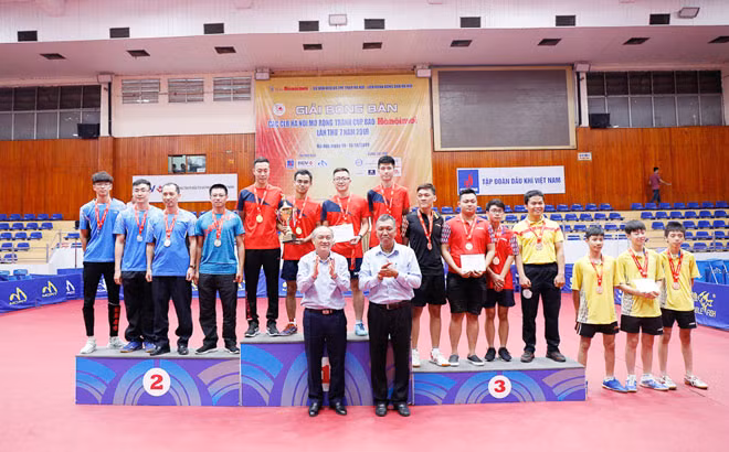 Tổng cục trưởng Tổng cục Thể dục Thể thao Vương Bích Thắng (hàng dưới bên trái) trao giải nội dung đồng đội nam hạng B.