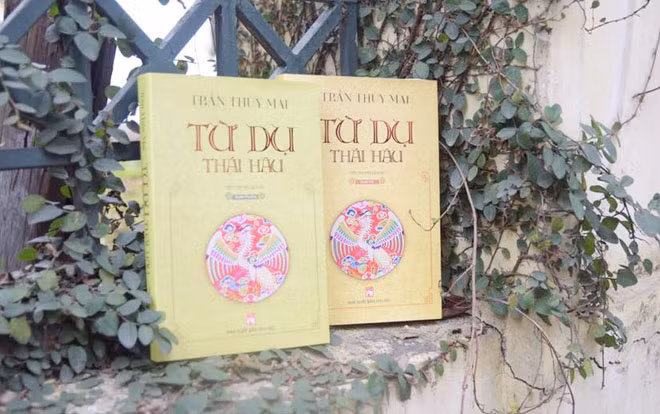 Hai cuốn "Thượng" và "Hạ"của bộ tiểu thuyết lịch sử "Từ Dụ thái hậu". Hai cuốn "Thượng" và "Hạ"của bộ tiểu thuyết lịch sử "Từ Dụ thái hậu".