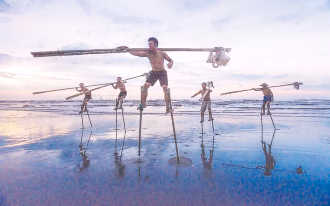 Những ngư dân làng biển đi cà kheo đánh cá.