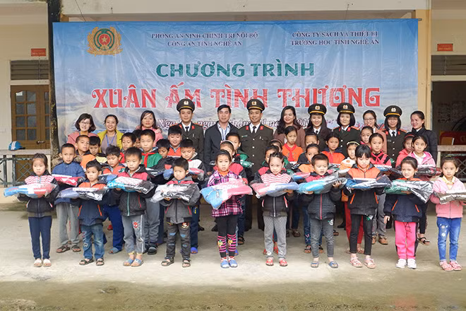 Tặng quà cho 100 em học sinh có hoàn cảnh đặc biệt khó khăn tại trường tiểu học xã Nga My. Tặng quà cho 100 em học sinh có hoàn cảnh đặc biệt khó khăn tại trường tiểu học xã Nga My.