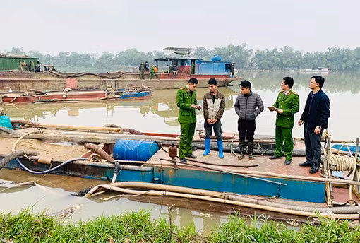Bắt quả tang 5 thuyền hút cát trái phép trên sông Mã ảnh 3