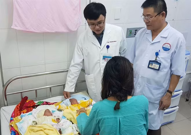 Chị Giang và các y bác sĩ hạnh phúc chào đón 2 cháu bé.