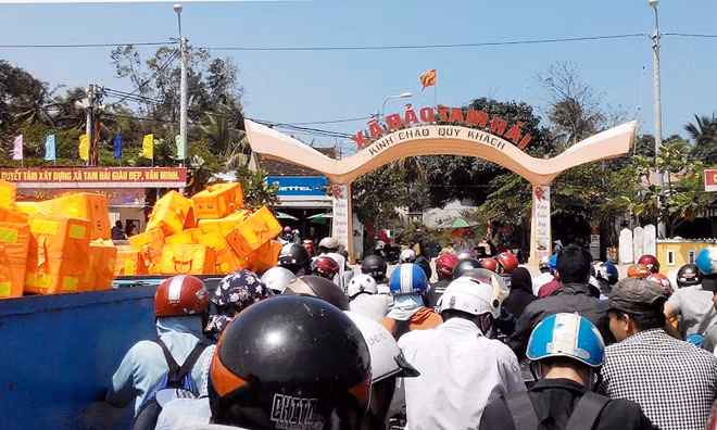 Phà chở người và xe vào xã đảo Tam Hải.